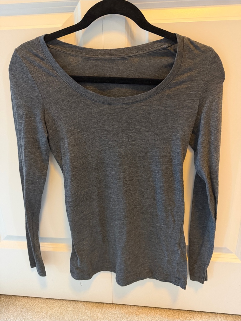 Women's Scoop Neck Long Sleeve Top Gray Size Small Lightweight